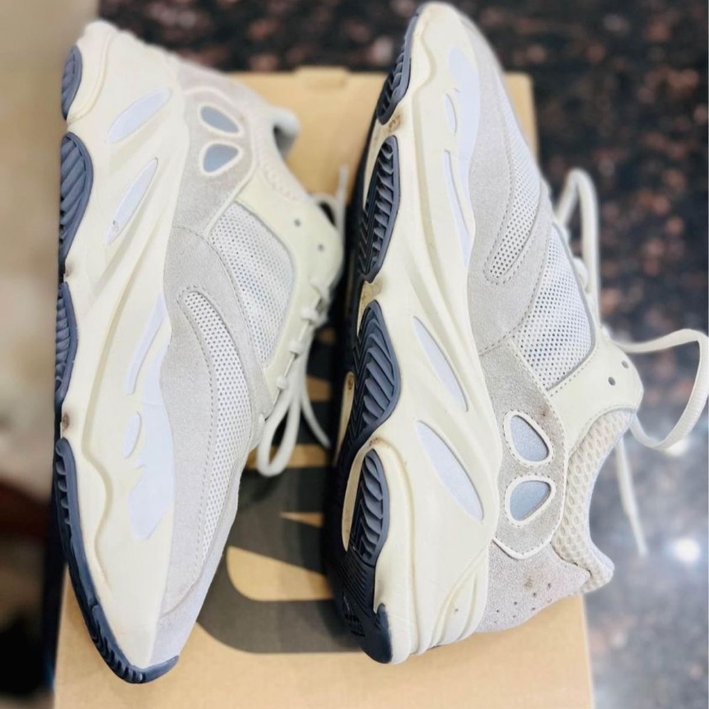 Addidas Yeezy - Picture 3 of 3
